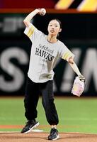 始球式を務めるフィギュアスケートの岡田芽依