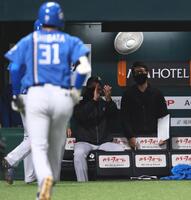 ３回、生還した郡司と柴田に拍手を送る新庄監督（撮影・中島達哉）