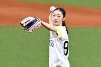始球式を務めるフィギュアスケート女子の岡田芽依さん
