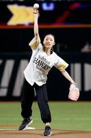 始球式を務めるフィギュアスケート女子の岡田芽依さん