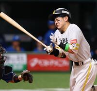 ４回、死球を受ける牧原大（撮影・中島達哉）