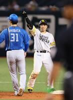 ４回、適時二塁打を放ち、ベンチに向かってポーズをとる近藤（撮影・中島達哉）