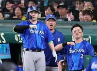 ６回、ソロを放った佐野（左）は牧（右）と一緒にデスターシャを決める（撮影・田中太一）