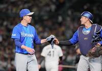 ５回を投げ終え、松尾（右）とタッチを交わすＤｅＮＡ・平良