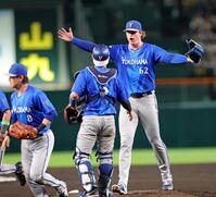 ９回裏を締めくくり松尾（中央）と喜ぶレイノルズ（撮影・立川洋一郎）