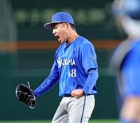 ６回、代打・木浪を空振り三振に仕留めて雄たけびを上げる岩田（撮影・立川洋一郎）