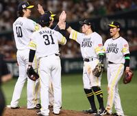 日本ハムに勝利をあげ、タッチを交わすソフトバンクナイン＝みずほｐａｙｐａｙドーム福岡（撮影・中島達哉）