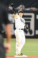 ３回、適時二塁打を放ちポーズをとる近藤　