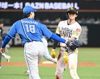 ３回、打者栗原のとき、周東がけん制球に飛び出し挟殺される