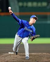 ８回裏に登板し無失点に抑えたＤｅＮＡ・浜地真澄＝甲子園（撮影・立川洋一郎）