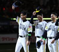 日本ハムに勝利をあげ、スタンドのファンの歓声に応える小久監督（左）ら＝撮影・中島達哉