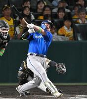 ６回、ソロを放つ佐野（撮影・飯室逸平）