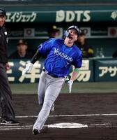６回、ソロを放ち雄たけびを上げベースを回る佐野（撮影・山口登）