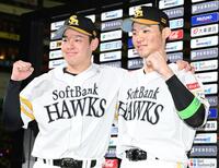 ヒーローインタビューを終え、ポーズをとるソフトバンク・鈴木豪（左）と庄子