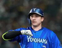 ６回、ソロを放ちポーズを決める佐野（撮影・西田忠信）