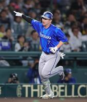 ６回、佐野は中越えに本塁打を放ち、大喜びでダイヤモンドを回る（撮影・坂部計介）