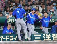 ６回、佐野は中越えに本塁打を放ち、ベンチで度会らナインに迎えられる（撮影・坂部計介）