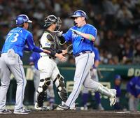 ６回表ＤｅＮＡ２死、ＤｅＮＡ・佐野恵太は中越えに本塁打を放ち、大喜びで生還する（撮影・坂部計介）
