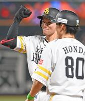 大谷翔平がNBAのレジェンド、マジック・ジョンソン氏と握手＆記念