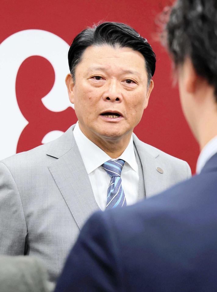 　オーナー報告を行い、報道陣に対応した橋上監督代行