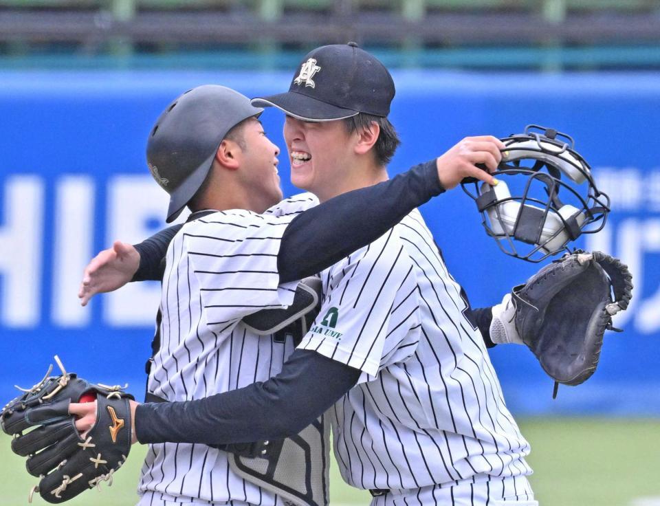 　ノーヒットノーランを達成し、捕手前嶋と喜び合う
