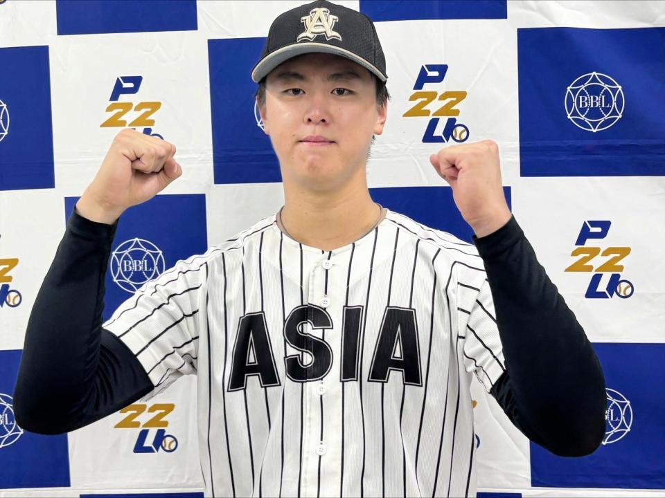 ノーヒットノーランを達成し、笑顔でガッツポーズする亜大・川尻