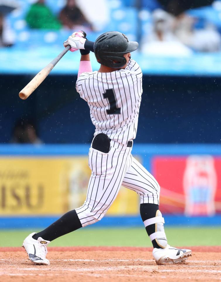 ３回、先制２ランを放つ亜大・山里宝（撮影・石井剣太郎）