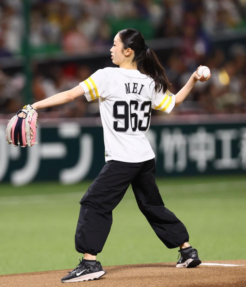 始球式を務める岡田芽依（撮影・中島達哉）