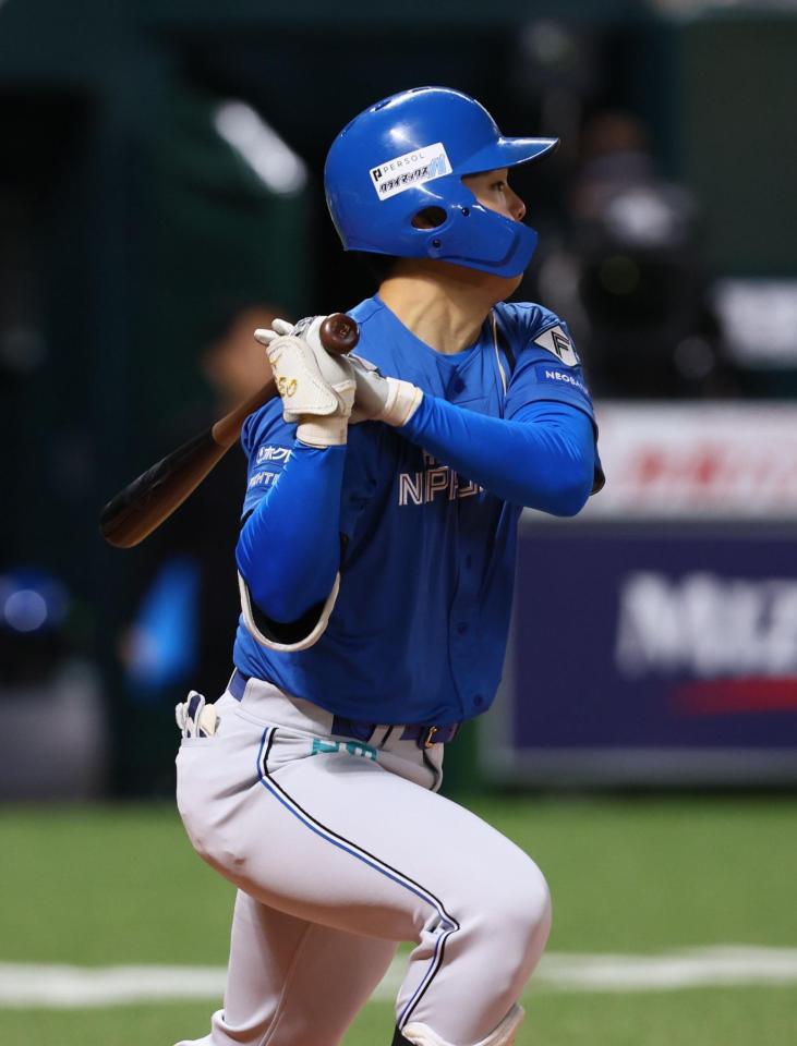 ２回、中前打を放つ柴田（撮影・中島達哉）