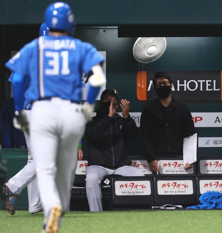 ３回、生還した郡司と柴田に拍手を送る新庄監督（撮影・中島達哉）