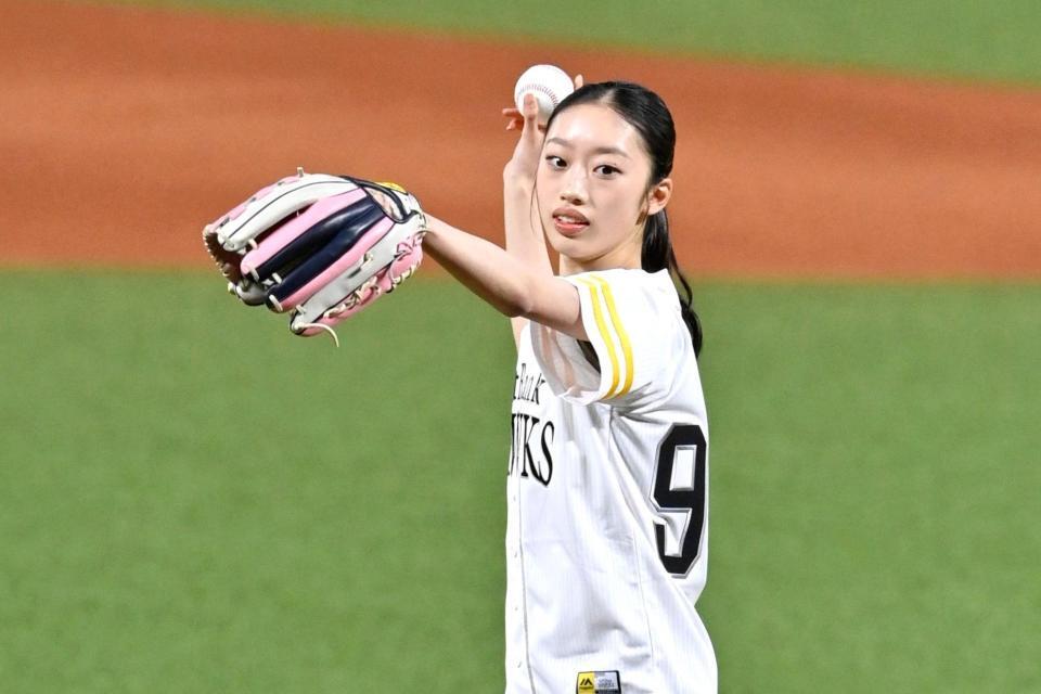 始球式を務めるフィギュアスケート女子の岡田芽依さん