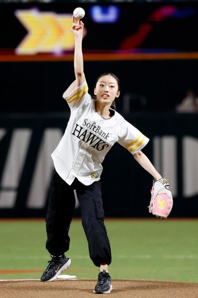始球式を務めるフィギュアスケート女子の岡田芽依さん