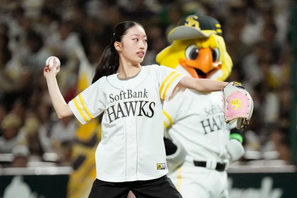 始球式を務めるフィギュアスケート女子の岡田芽依さん