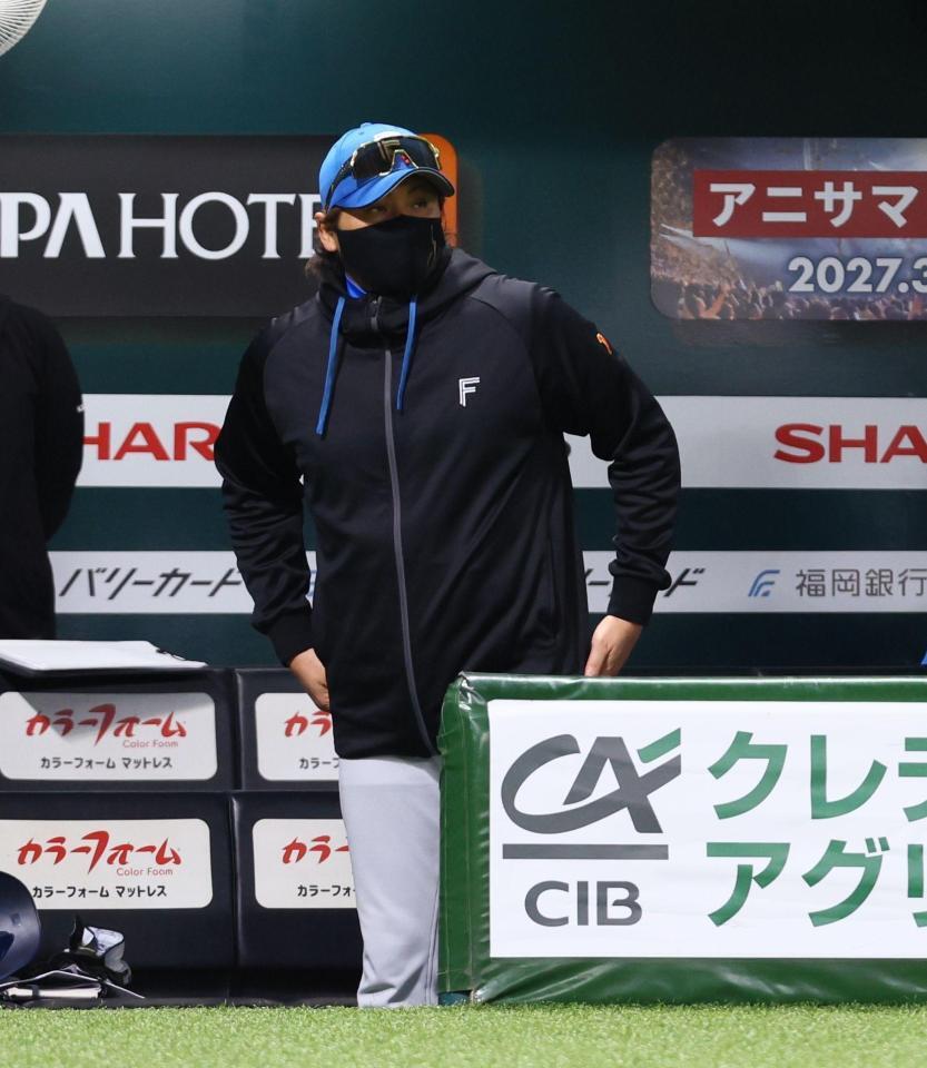 ３回、戦況を見つめる日本ハム・新庄剛志監督＝みずほｐａｙｐａｙドーム福岡（撮影・中島達哉）