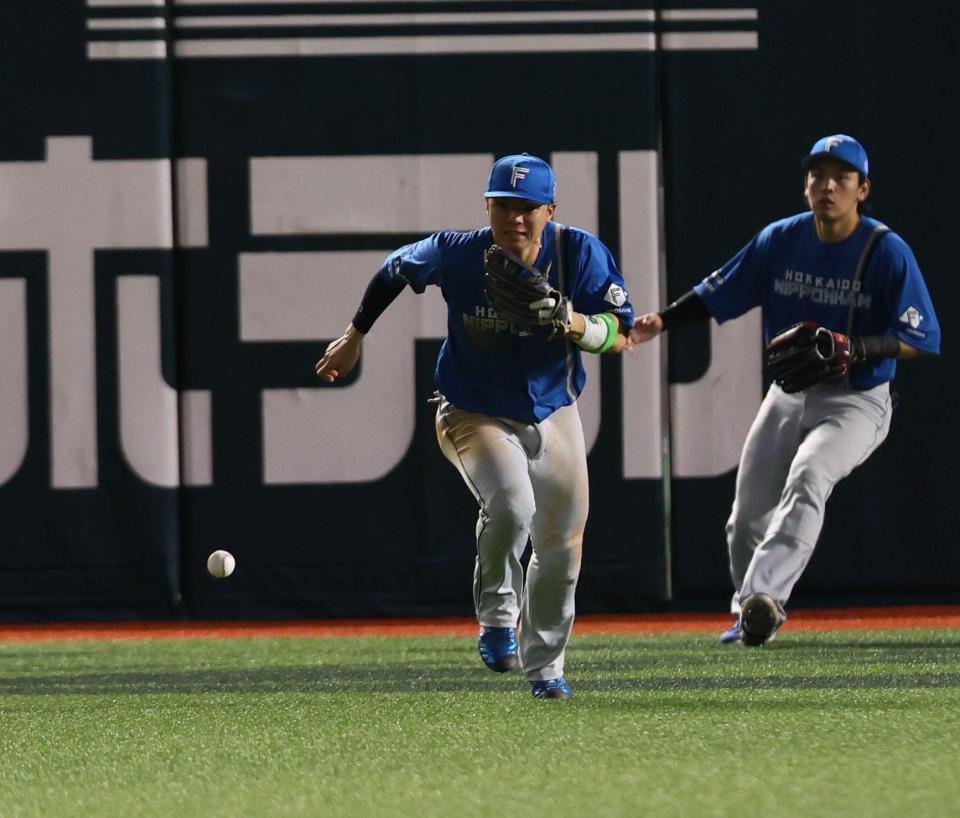 ４回、正木の打球を落球し、適時失策する郡司（撮影・中島達哉）