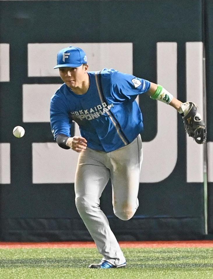 ４回、正木の飛球を失策した郡司。勝ち越しの生還を許す