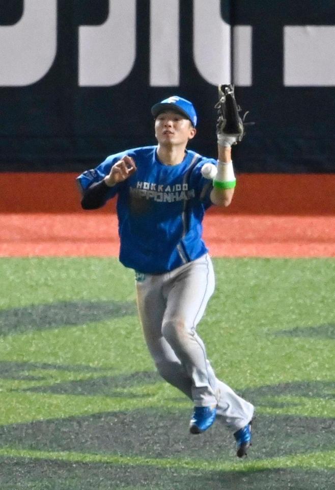 ４回、正木の飛球を落球する郡司。勝ち越しを許す。