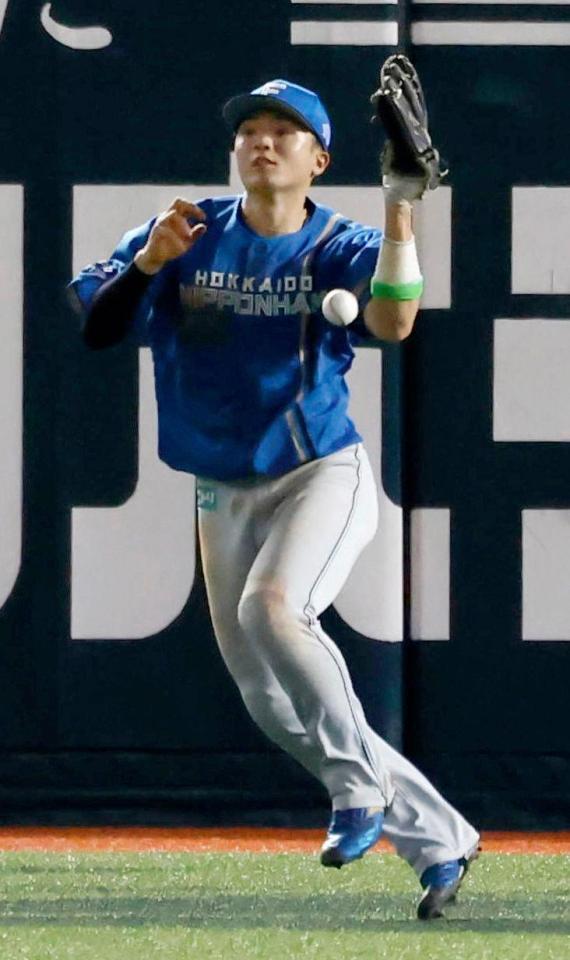 ４回、正木の飛球を落球する郡司。勝ち越しを許す。