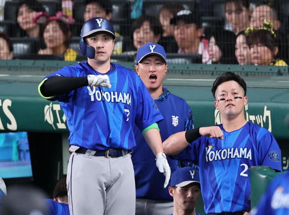 ６回、ソロを放った佐野（左）は牧（右）と一緒にデスターシャを決める（撮影・田中太一）