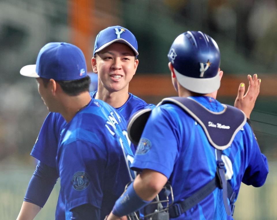６回、後続を断った岩田（左）を迎えタッチを交わす平良（撮影・立川洋一郎）