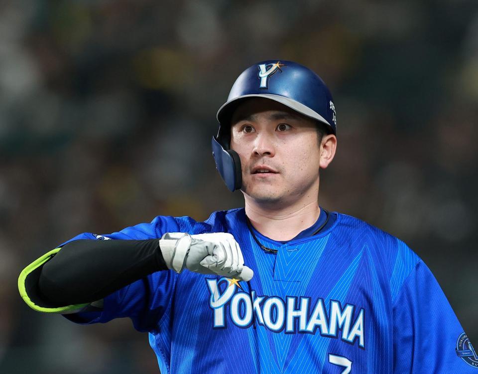 ６回、ソロを放ちポーズを決める佐野（撮影・西田忠信）