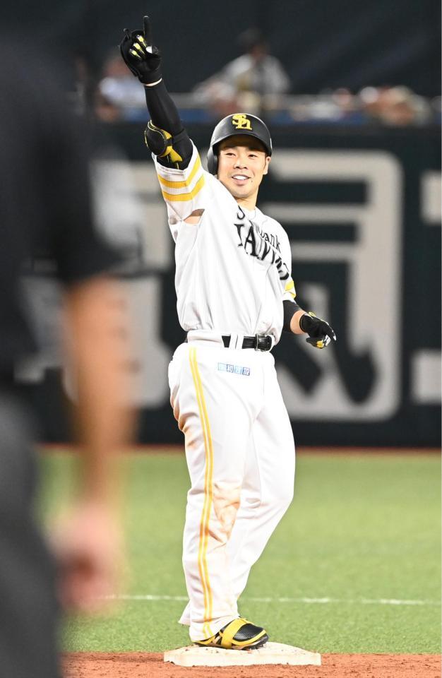 ３回、適時二塁打を放ちポーズをとる近藤　
