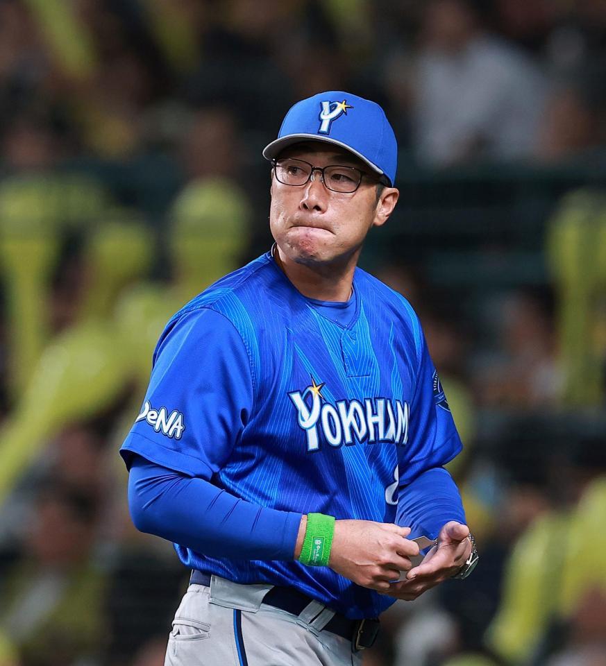 ７回、選手交代を告げた相川監督（撮影・西田忠信）