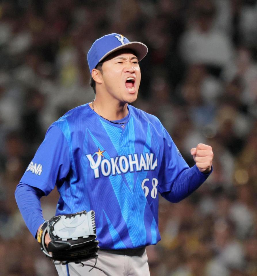 ６回、代打・木浪を空振り三振に仕留め、雄たけびを上げる岩田