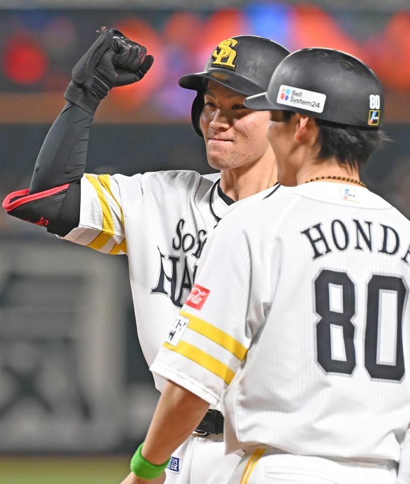３回、同点打を放ち、ポーズをとる庄子