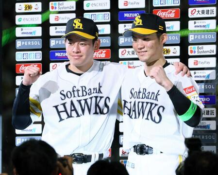 　笑顔でガッツポーズをする鈴木豪（左）と庄子