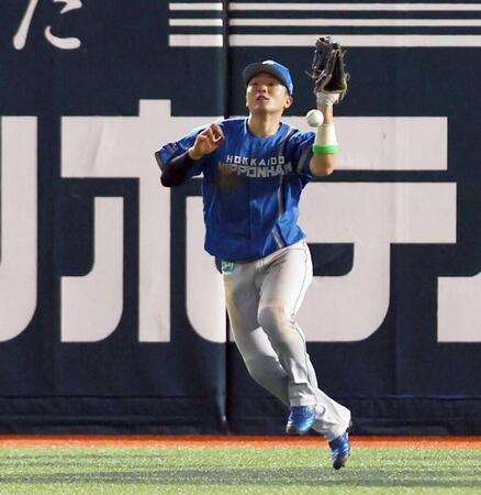 　４回、正木の打球を落球し、勝ち越しを許す郡司（撮影・中島達哉）