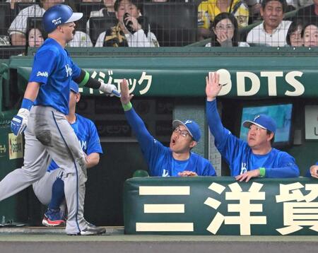 　１回、先制に沸く相川監督（中央）らＤｅＮＡベンチ（撮影・飯室逸平）