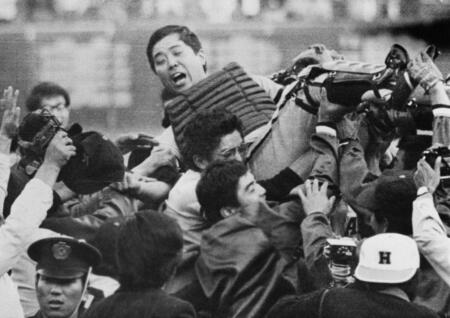 　プレーオフを制し、選手やファンに胴上げされる野村監督＝１９７３年１０月