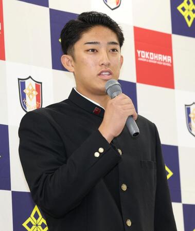 会見でアメリカ挑戦を表明した横浜・織田翔希（撮影・伊藤笙子）